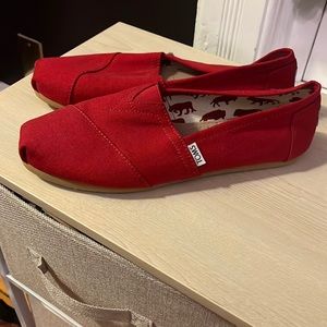 Red Toms, never been worn! Size wide but runs small/doesn’t fit like a wide shoe